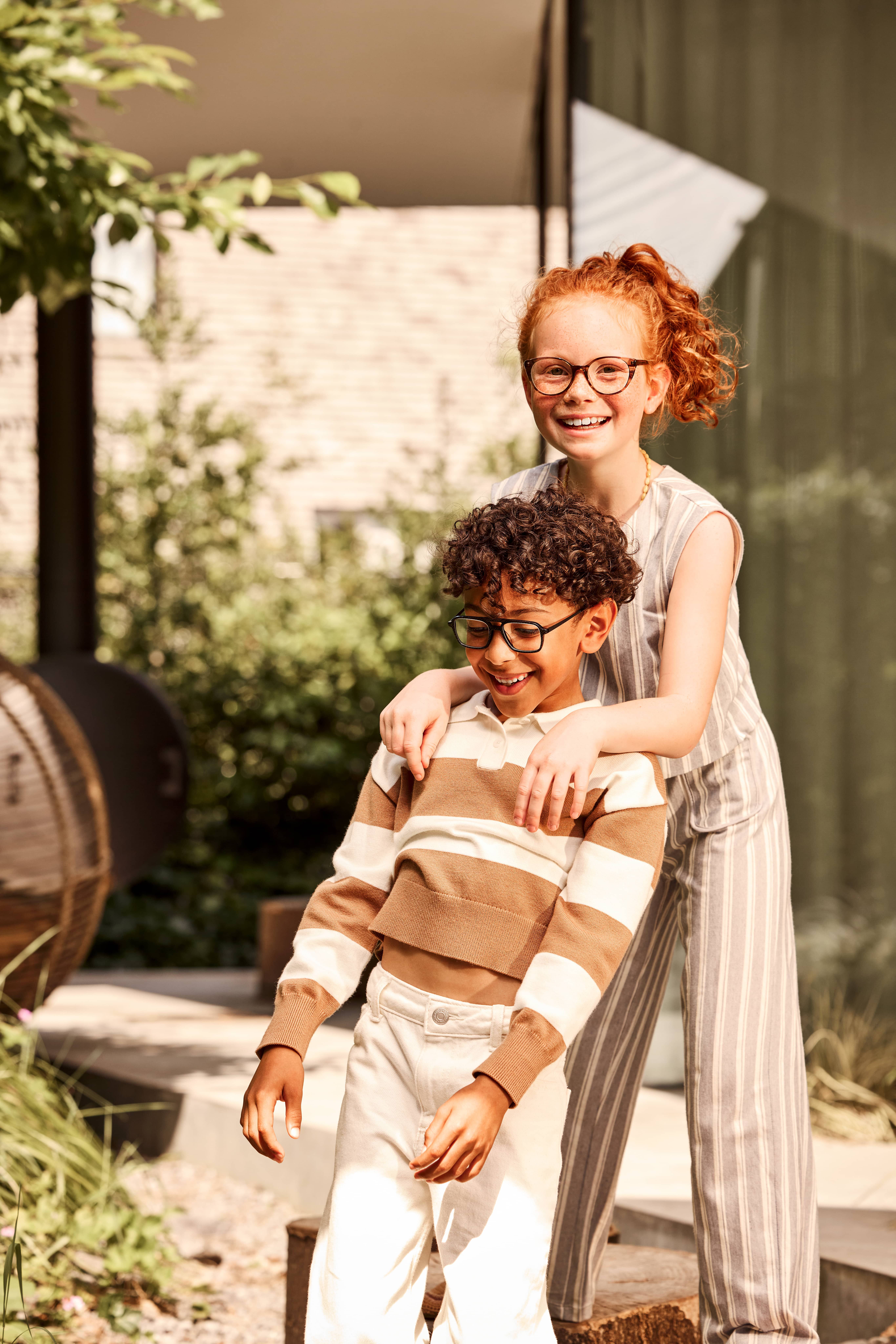 Junge und Mädchen lachen